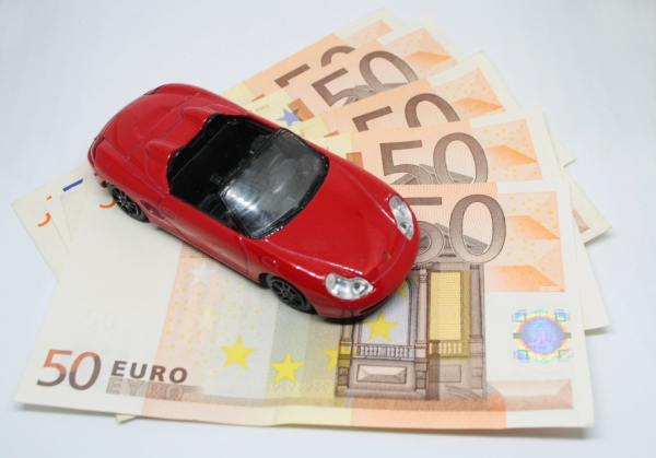Assicurazione auto: prezzi in calo 